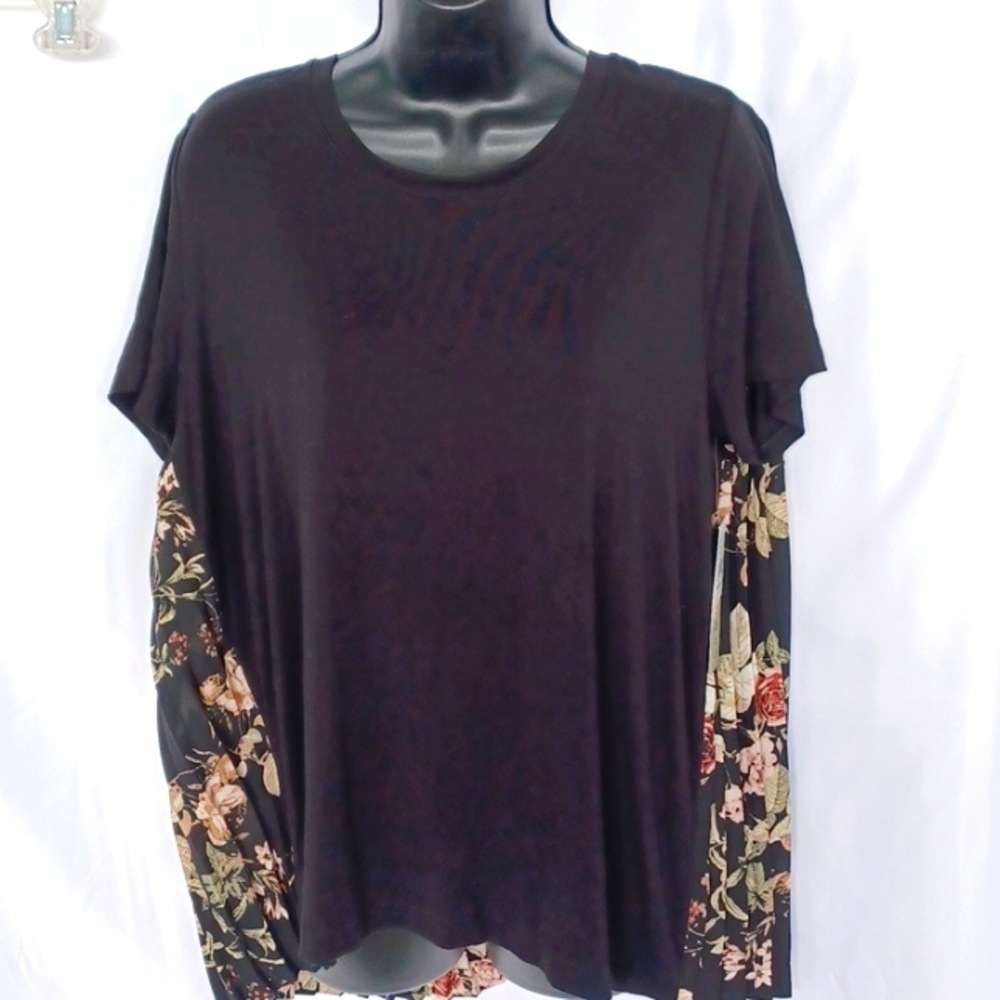 Como Vintage Oversize Black Tee with Pleated Floral Back